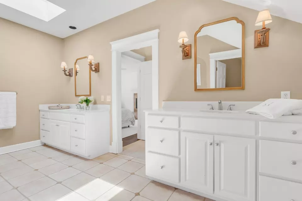 Bath - 1709 Bonner Ave, Nashville, TN 37215 photo 4 of 9