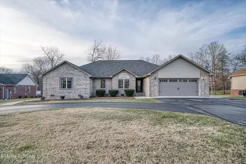 633 E Deer Creek Dr, Crossville, TN 38571