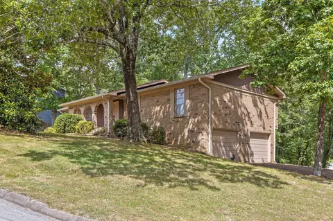 527 Woodcroft Dr, Hixson, TN 37343