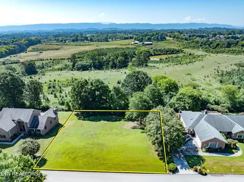 820 Royal View Dr, Maryville, TN 37801