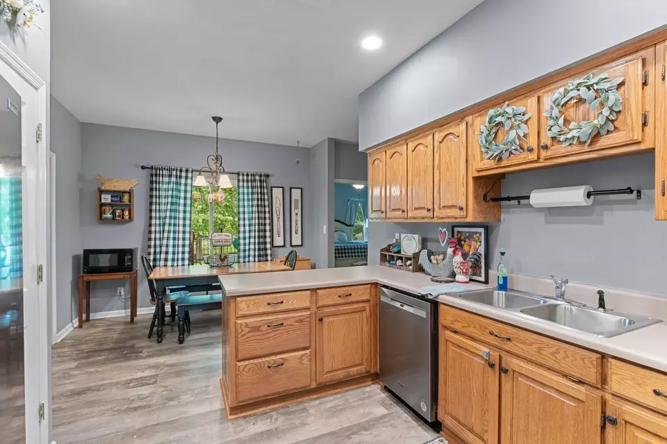 Kitchen - 621 Brandon Rd, Manchester, TN 37355 photo 2 of 2