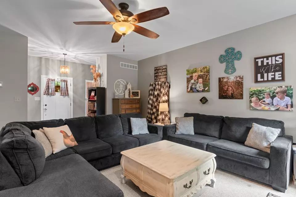 Living - 621 Brandon Rd, Manchester, TN 37355 photo 1 of 3