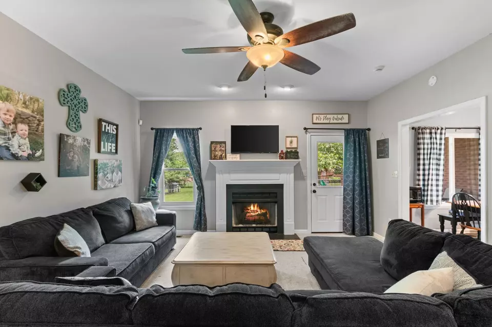 Living - 621 Brandon Rd, Manchester, TN 37355 photo 3 of 3