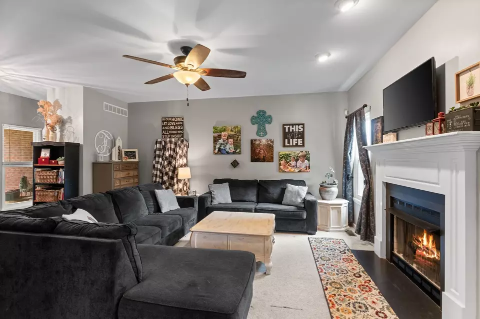 Living - 621 Brandon Rd, Manchester, TN 37355 photo 2 of 3