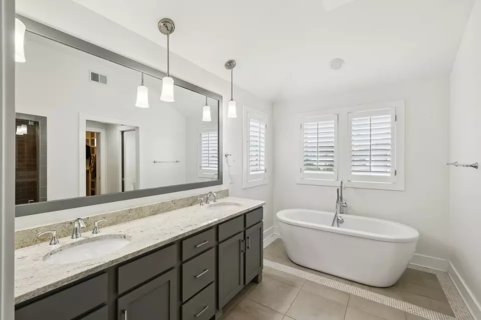 Bath - 2302 Sunset Pl, Nashville, TN 37212 photo 3 of 7