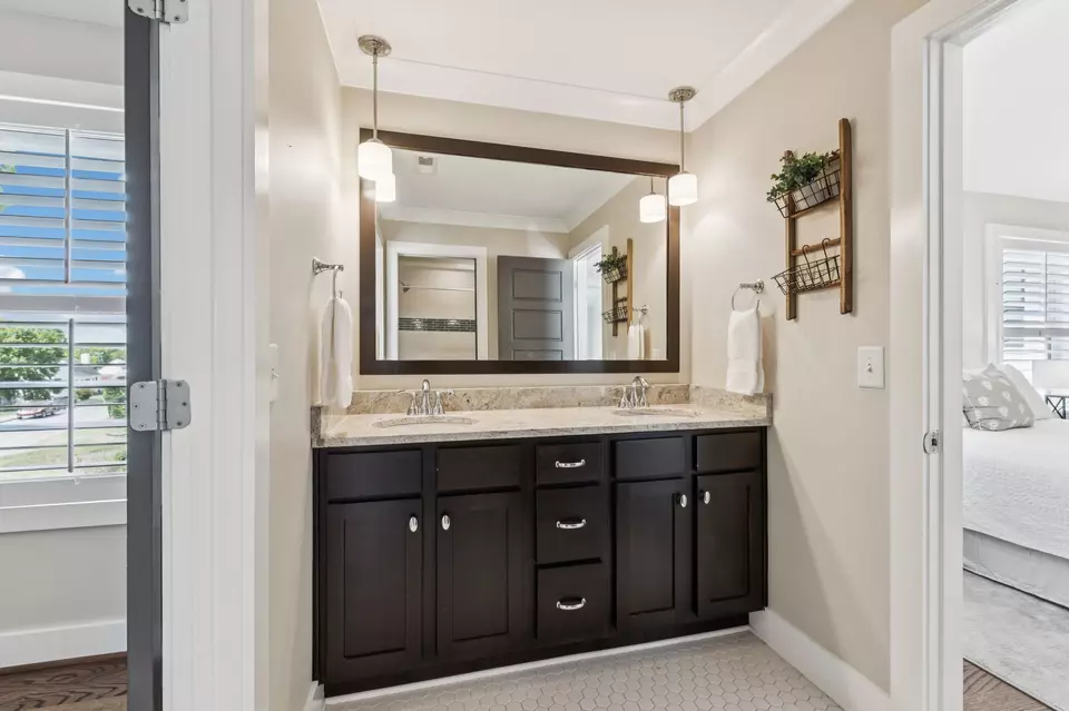 Bath - 2302 Sunset Pl, Nashville, TN 37212 photo 5 of 7