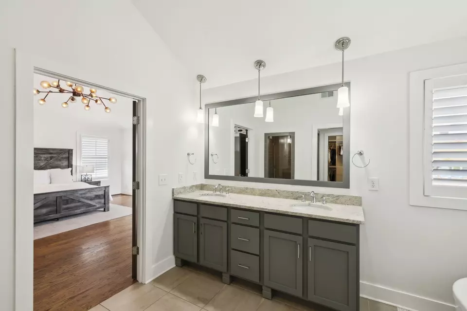 Bath - 2302 Sunset Pl, Nashville, TN 37212 photo 2 of 7