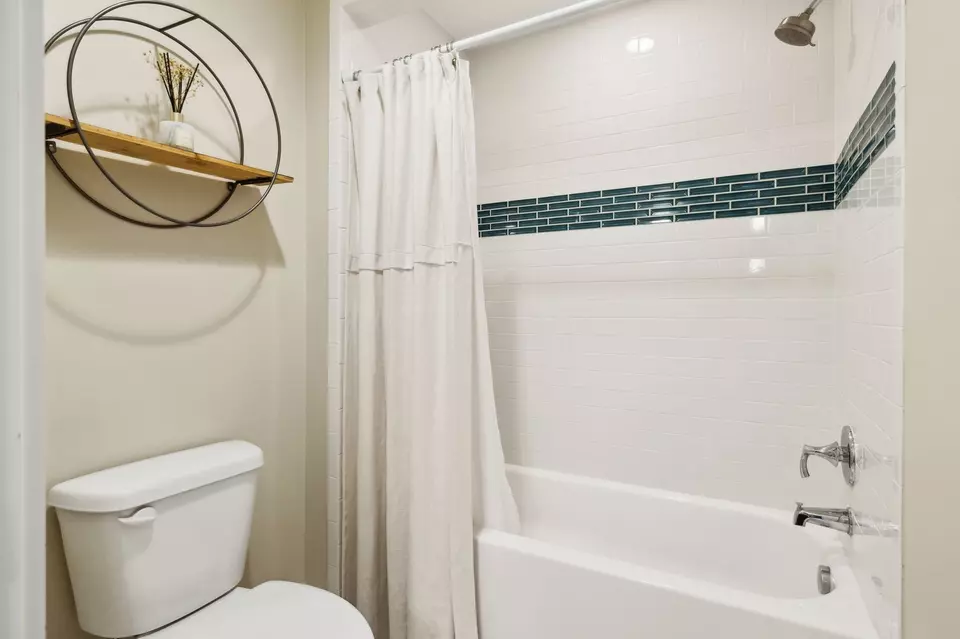 Bath - 2302 Sunset Pl, Nashville, TN 37212 photo 6 of 7