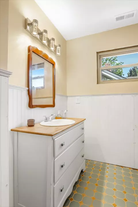 Bath - 307 Walnut St, Springfield, TN 37172 photo 2 of 4