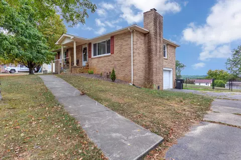 Exterior - 2009 Ridgecrest Cir, Dickson, TN 37055 photo 5 of 11