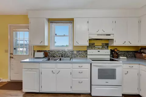 Kitchen - 2009 Ridgecrest Cir, Dickson, TN 37055 photo 4 of 5