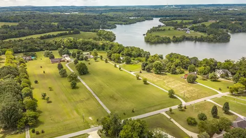 117 E Robertson Rd, Castalian Springs, TN 37031