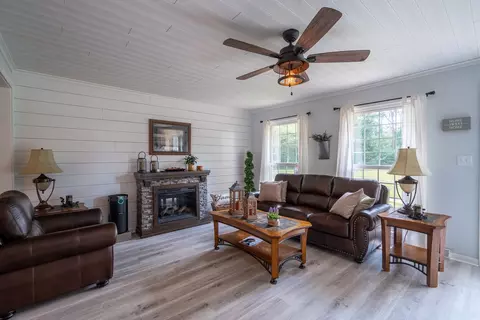 12 Horseshoe Bend Rd, Leoma, TN 38468