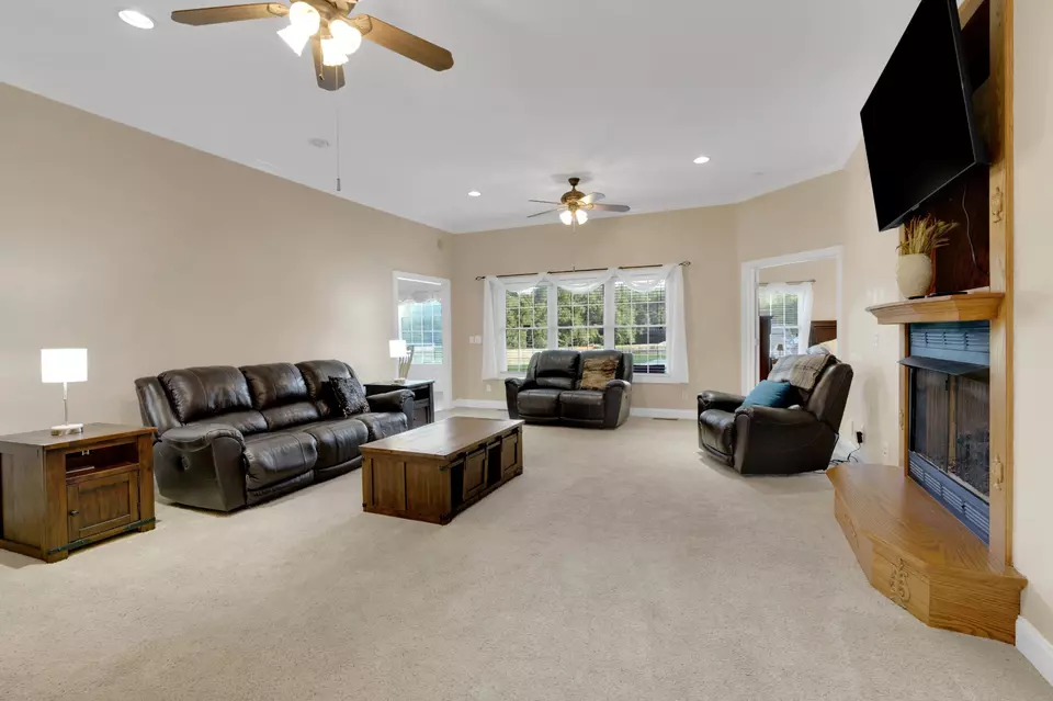Living - 481 Matts Hollow Rd, Manchester, TN 37355 photo 3 of 5