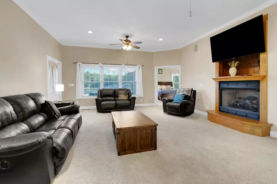 Living - 481 Matts Hollow Rd, Manchester, TN 37355 photo 2 of 5