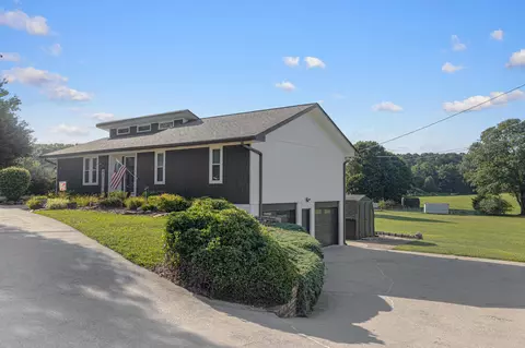 1421 Garden Farm Dr, Hixson, TN 37343
