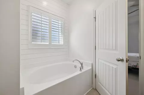 Bath - 600 Eagleview Dr, Eagleville, TN 37060 photo 4 of 5