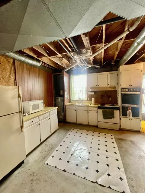 Kitchen - 336 Second Creek Rd, Five Points, TN 38457 photo 8 of 10