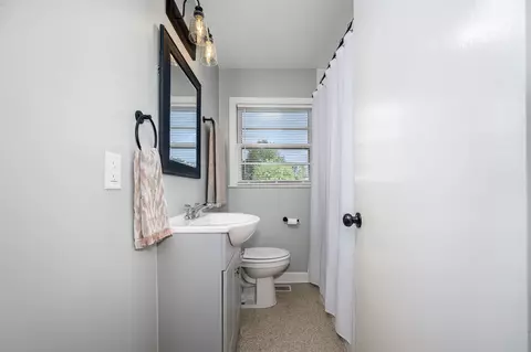 Bath - 607 Staley St, Murfreesboro, TN 37129 photo 2 of 3