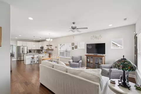 561 Oakvale Ln, Mount Juliet, TN 37122