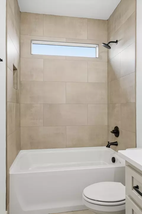 Bath - 5512 Sinclair St, Murfreesboro, TN 37127 photo 2 of 9