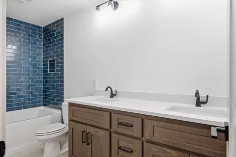 Bath - 5512 Sinclair St, Murfreesboro, TN 37127 photo 9 of 9