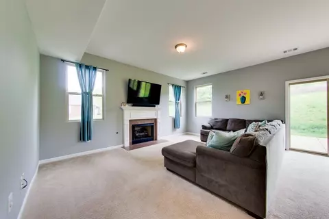 Living - 950 Hunters Ln, Springfield, TN 37172 photo 2 of 2