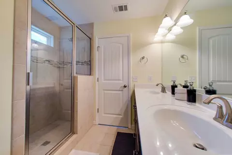 Bath - 950 Hunters Ln, Springfield, TN 37172 photo 2 of 2