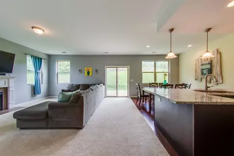 Living - 950 Hunters Ln, Springfield, TN 37172 photo 1 of 2