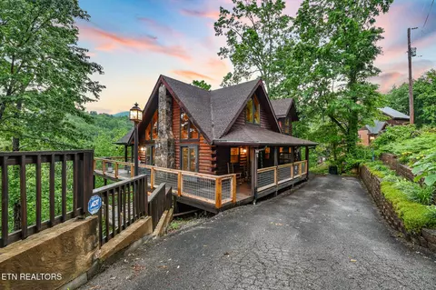 813 Pine Top Lane Ln, Gatlinburg, TN 37738