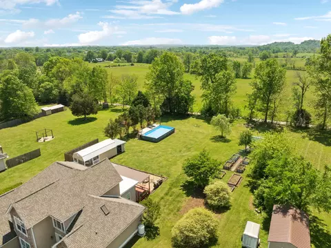 1427 Oak Leaf Dr, Columbia, TN 38401