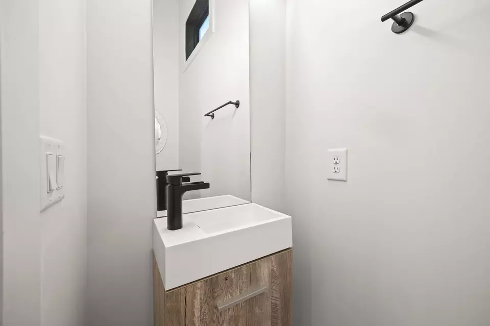 Bath - 716 Village Ct, Nashville, TN 37206 photo 4 of 6