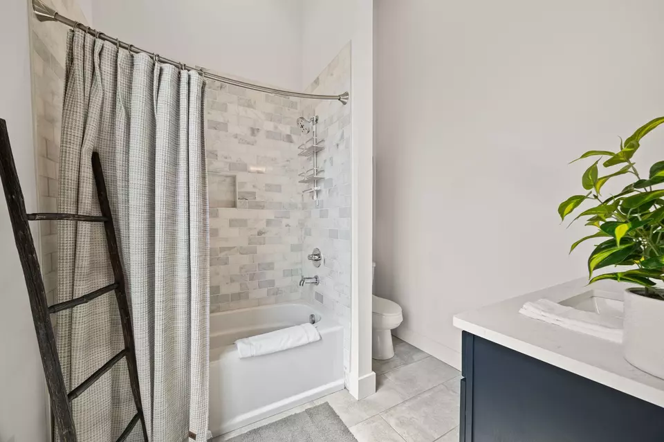 Bath - 716 Village Ct, Nashville, TN 37206 photo 5 of 6