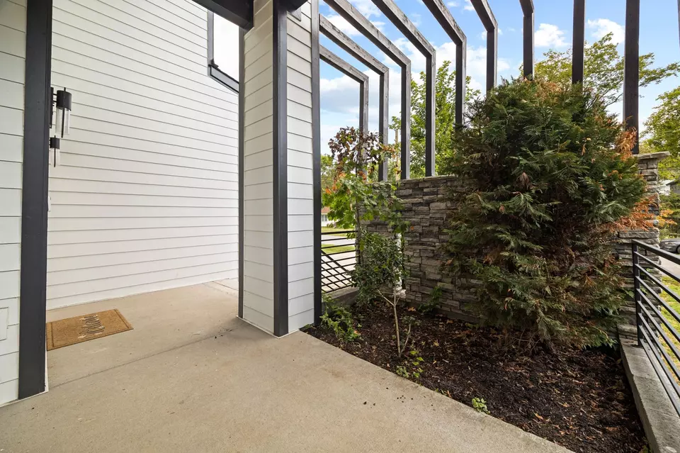 Exterior - 716 Village Ct, Nashville, TN 37206 photo 4 of 11