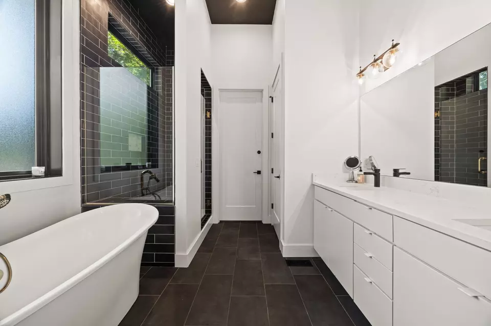 Bath - 716 Village Ct, Nashville, TN 37206 photo 1 of 6