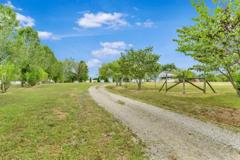 1584 Errel Dowlen Rd, Pleasant View, TN 37146
