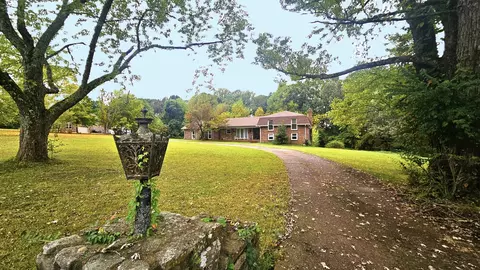 174 Circle Dr, Cottontown, TN 37048