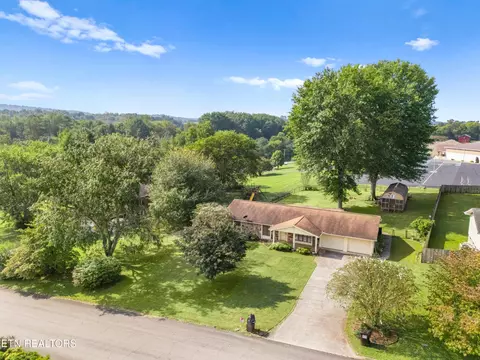 201 Foster Dr, Lenoir City, TN 37772