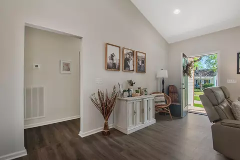 Entry Way - 109 E Ward St, Centerville, TN 37033 photo 1 of 2