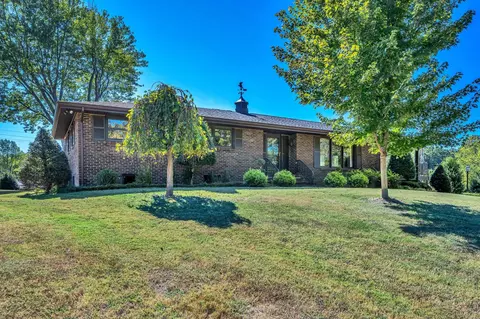 104 Lake Circle Dr, Dickson, TN 37055