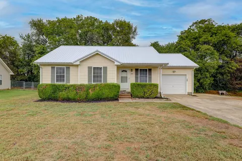 1043 Waterford Cir, Clarksville, TN 37040