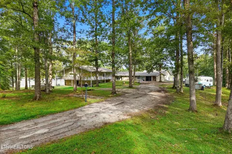 605 S Lake Dr, Oneida, TN 37841 photo 2