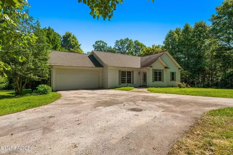 27 Rabbit Hill Dr, Crossville, TN 38571