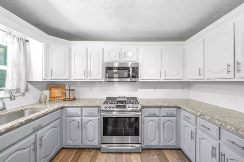 Kitchen - 4178 Highway 49, Tennessee Ridge, TN 37178 photo 4 of 4
