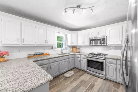Kitchen - 4178 Highway 49, Tennessee Ridge, TN 37178 photo 2 of 4