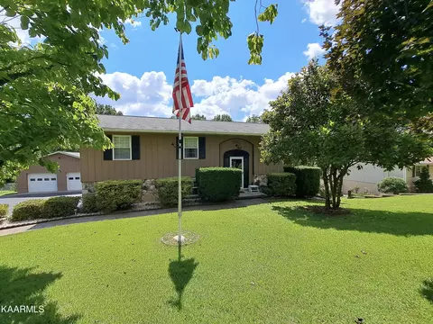 8220 Landmark Dr, Knoxville, TN 37923