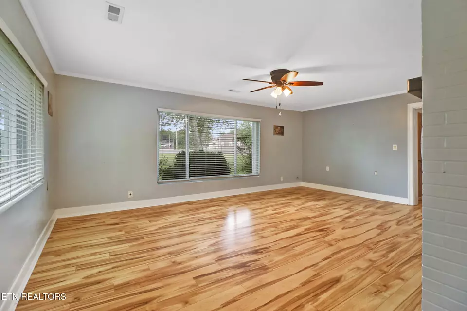 Living - 1378 Sparta Hwy, Crossville, TN 38555 photo 4 of 8