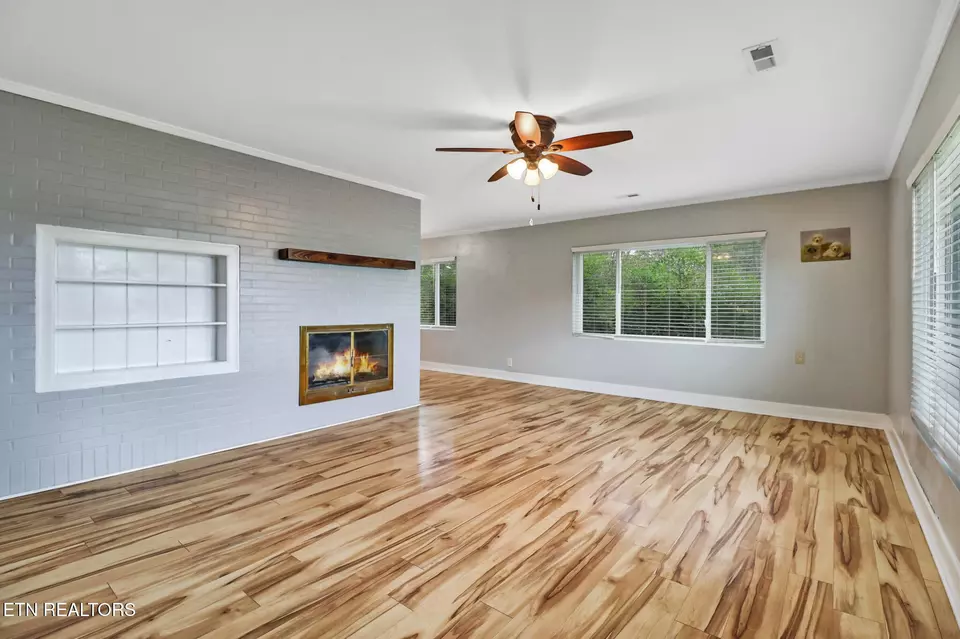 Living - 1378 Sparta Hwy, Crossville, TN 38555 photo 3 of 8
