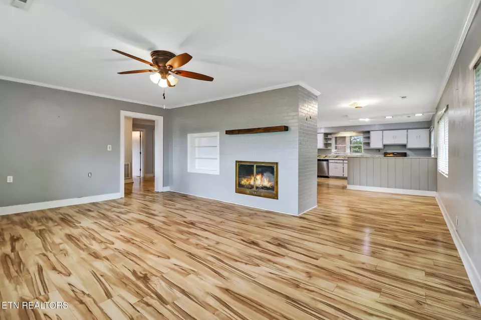 Living - 1378 Sparta Hwy, Crossville, TN 38555 photo 2 of 8
