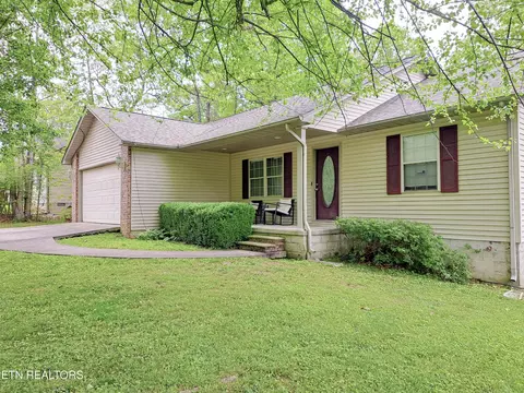2040 Menasha Dr, Crossville, TN 38572